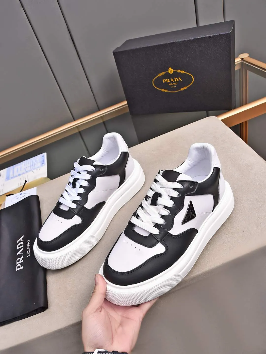 Men's shoes 💰500 Prada/Prada Men's new casual shoes, this upper is made of imported calfskin. The outside is decorated with the P family's classic metal triangle enamel logo, with cowhide lining and cowhide for the foot pads. The outsole is made of non-slip sports exclusive rubber outsole with logo, which feels good on the feet. It is a fashionable and fashionable item!  Size: 38-44 (45 customized)